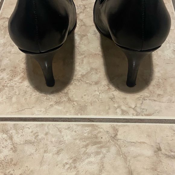 Nine West Bow Pump - Picture 3 of 5